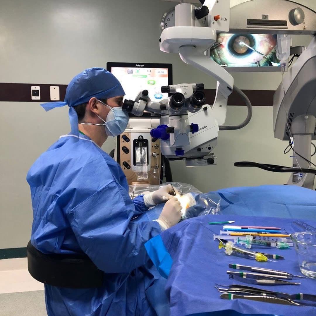 El Dr. Miguel Ángel Márquez Ascencio realizando una cirugía oftalmológica con microscopio